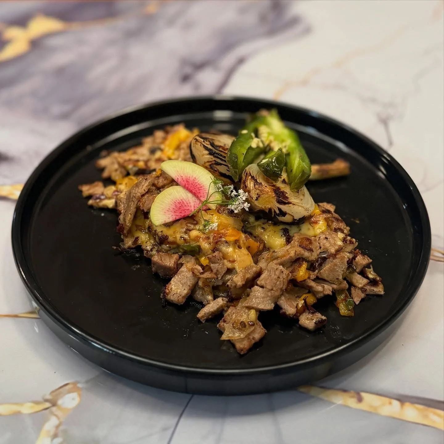 Carne con queso y cebolla