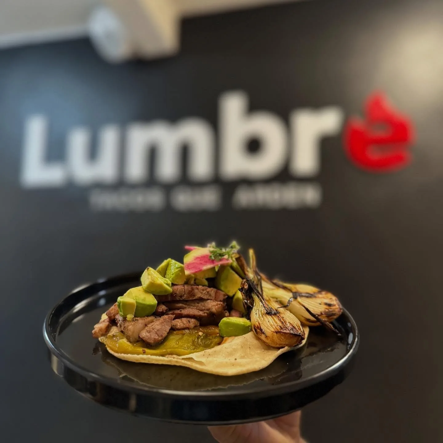 Taco con logo de fondo