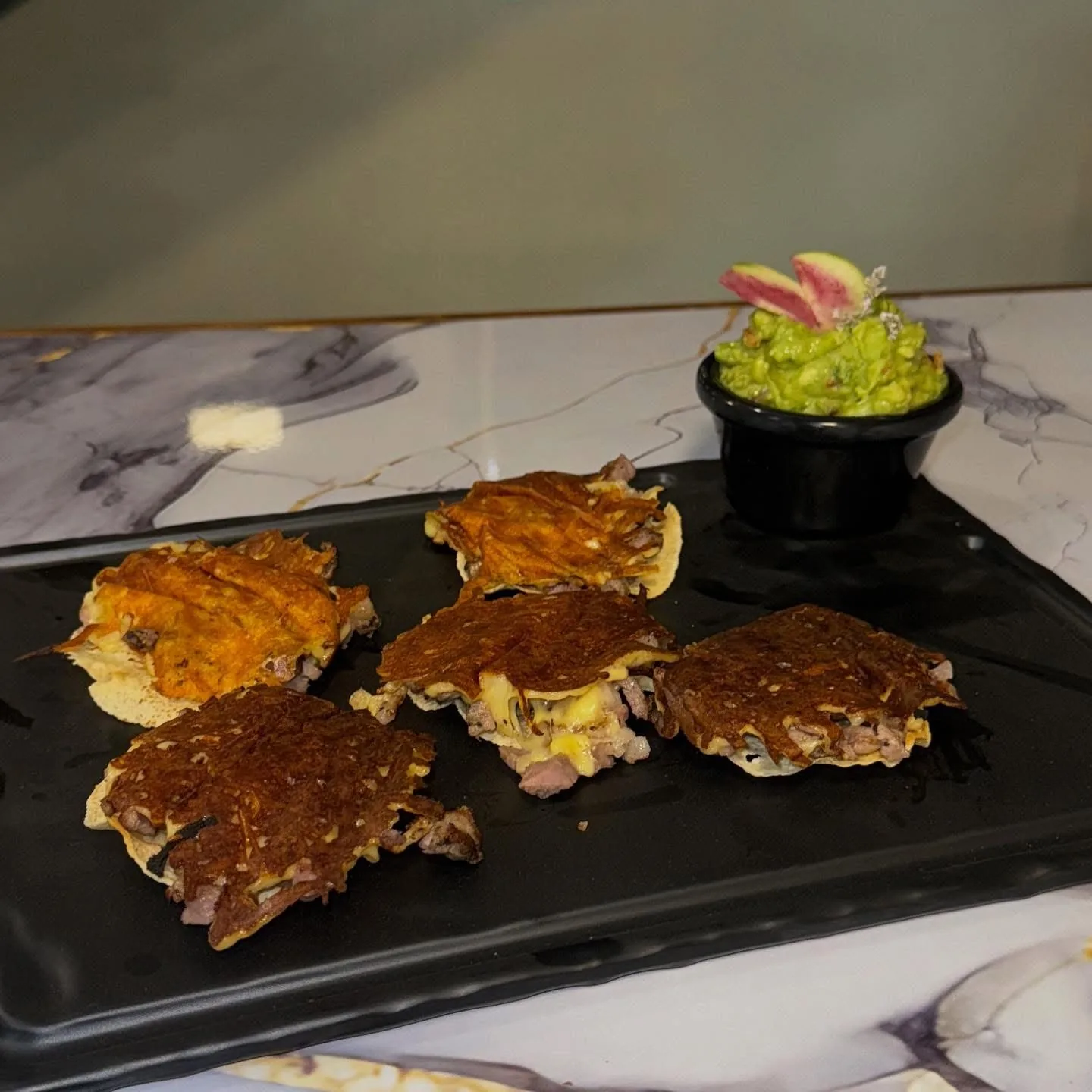 Tacos crujientes con guacamole